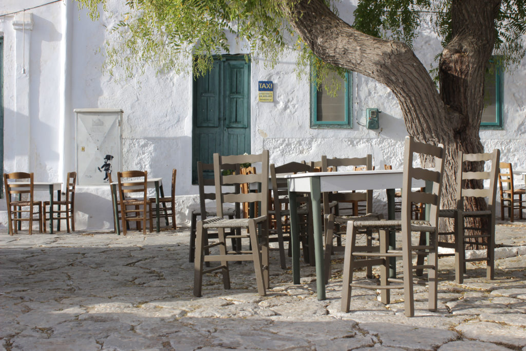 piazzetta fuori stagione su una isola greca